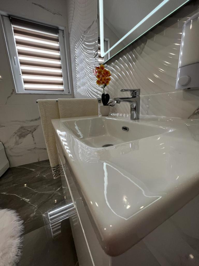 Luxury Apartment Megy Otocac Exterior photo