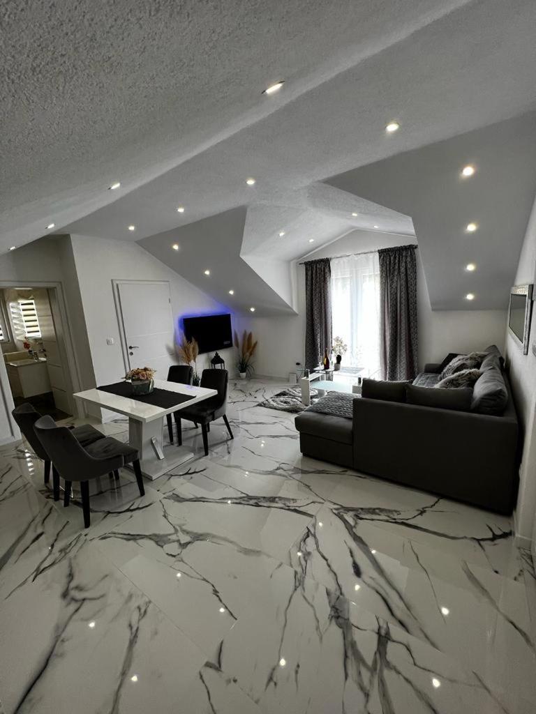 Luxury Apartment Megy Otocac Exterior photo